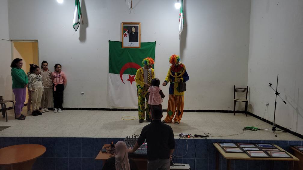 فرقة المسرح الامل