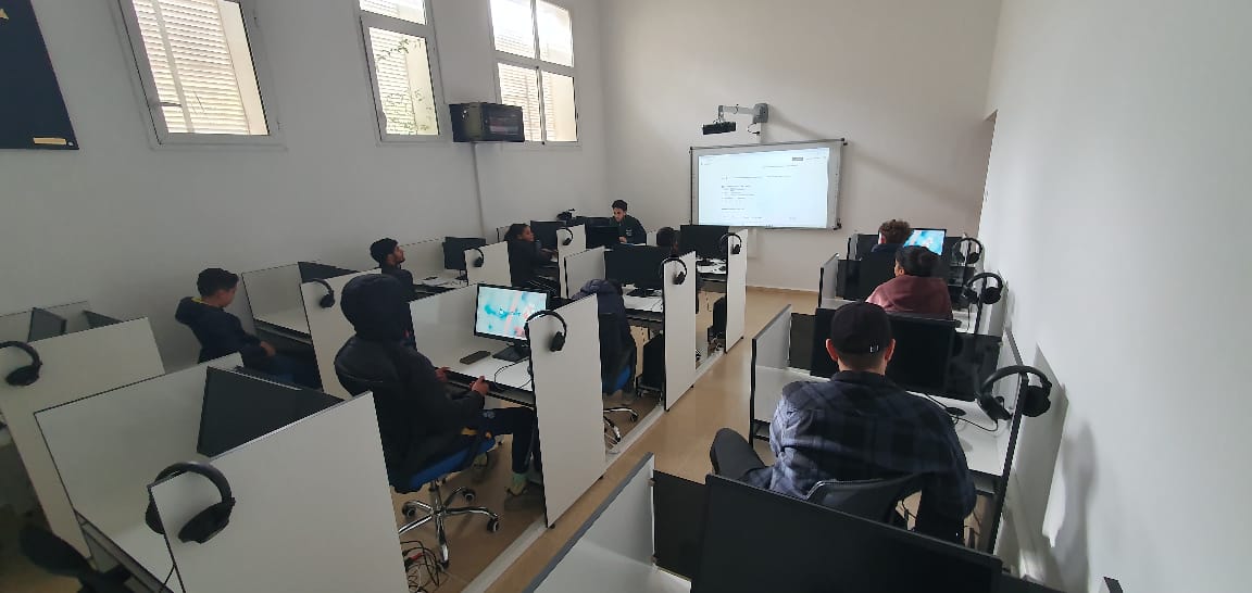 مخبر اللغات وتنمية مهارات التواصل