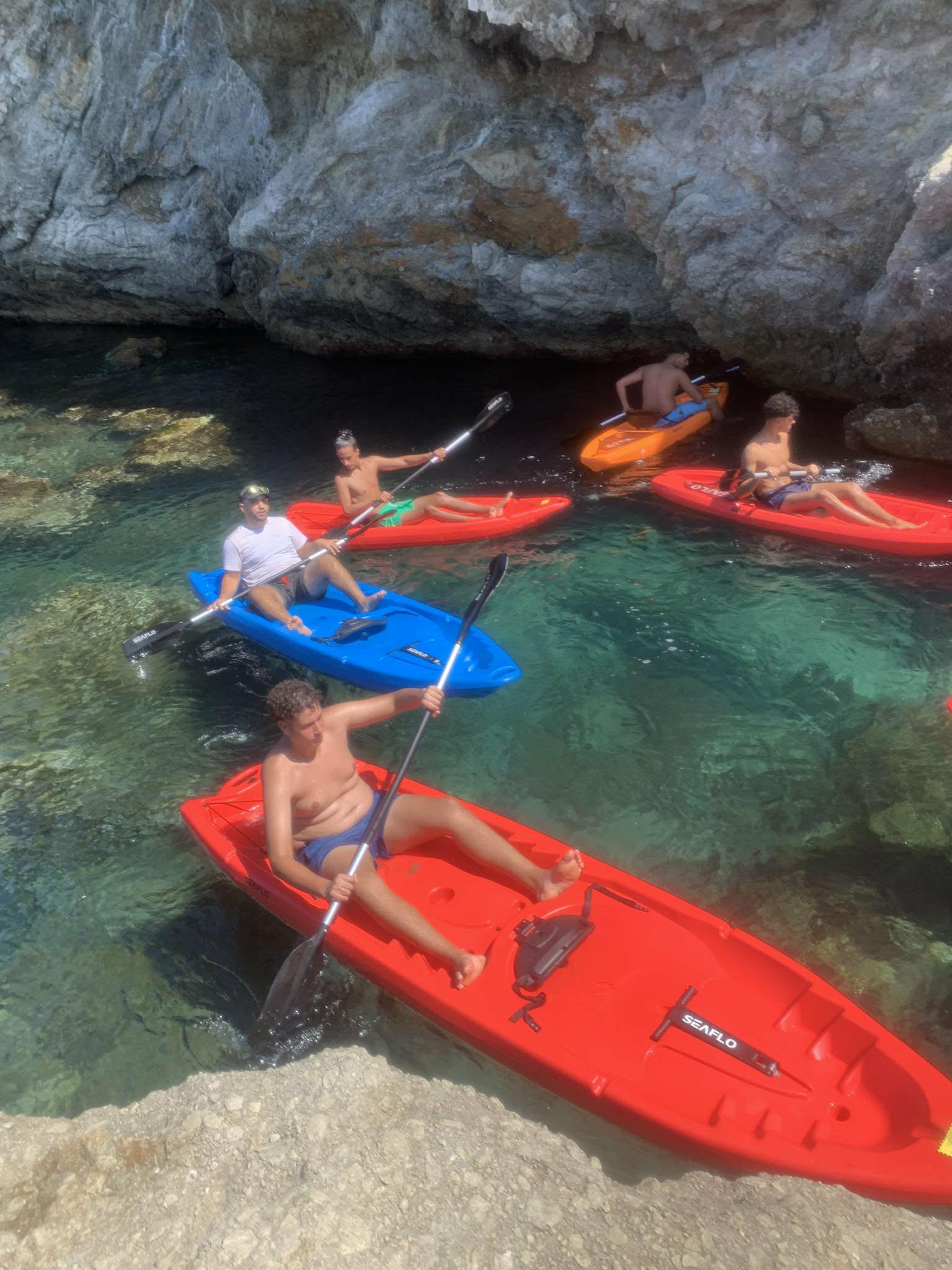 التجوال بالكاياك kayak